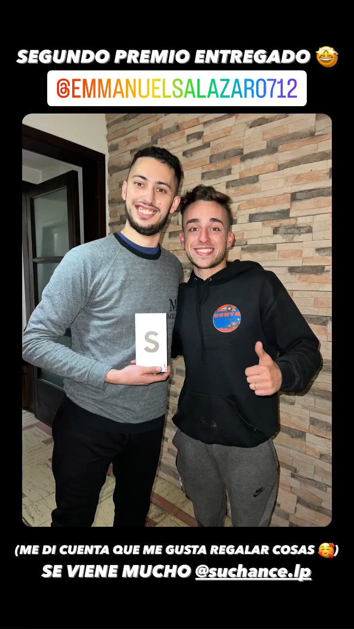 Segundo premio: Emmanuel S. retirando su premio.