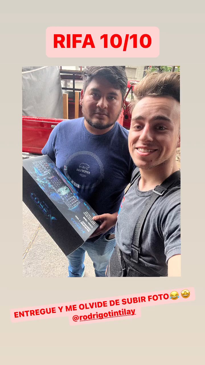 Premio entregado: Rodrigo T. retirando su premio.